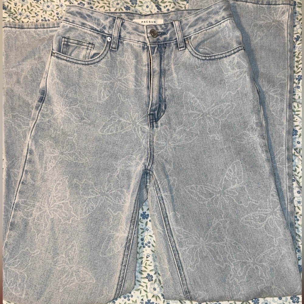 NWOT Pacsun 90s boyfriend vintage butterfly light wash jeans. Size 25